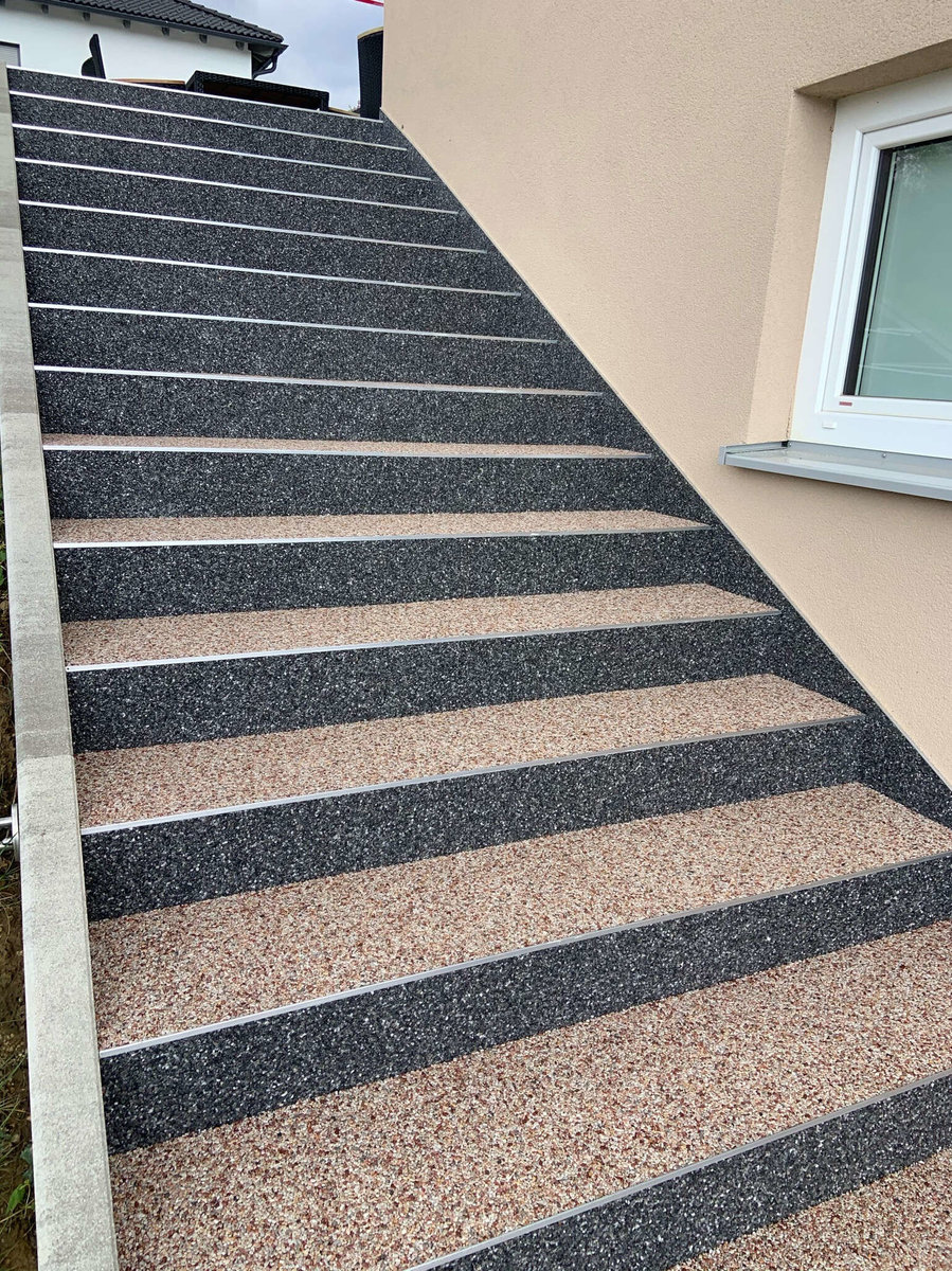 zweifarbige Stufen aus Natursteinteppich